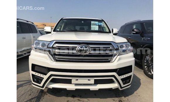 Acheter Import Voiture Toyota Land Cruiser Blanc à Import - Dubai, Clarendon Acheter Import Voiture Toyota Land Cruiser Blanc à Import - Dubai, Clarendon