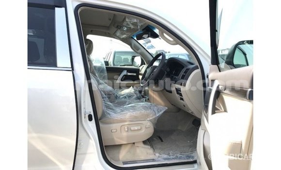 Acheter Import Voiture Toyota Land Cruiser Blanc à Import - Dubai, Clarendon Acheter Import Voiture Toyota Land Cruiser Blanc à Import - Dubai, Clarendon