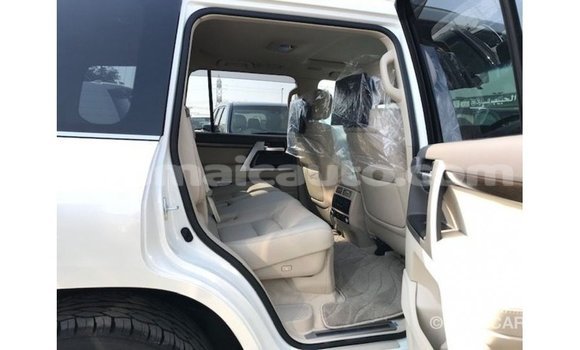 Acheter Import Voiture Toyota Land Cruiser Blanc à Import - Dubai, Clarendon Acheter Import Voiture Toyota Land Cruiser Blanc à Import - Dubai, Clarendon