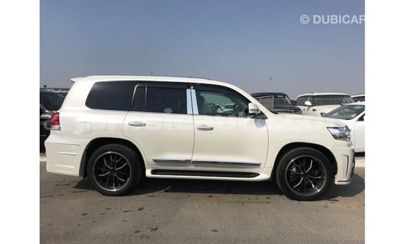 Acheter Import Voiture Toyota Land Cruiser Blanc à Import - Dubai, Clarendon Acheter Import Voiture Toyota Land Cruiser Blanc à Import - Dubai, Clarendon