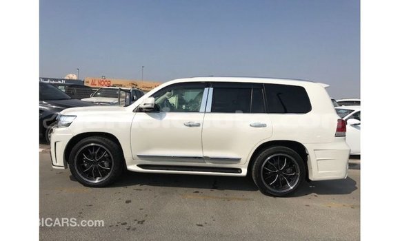 Acheter Import Voiture Toyota Land Cruiser Blanc à Import - Dubai, Clarendon Acheter Import Voiture Toyota Land Cruiser Blanc à Import - Dubai, Clarendon
