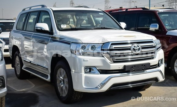 Acheter Import Voiture Toyota Land Cruiser Blanc à Import - Dubai, Clarendon Acheter Import Voiture Toyota Land Cruiser Blanc à Import - Dubai, Clarendon