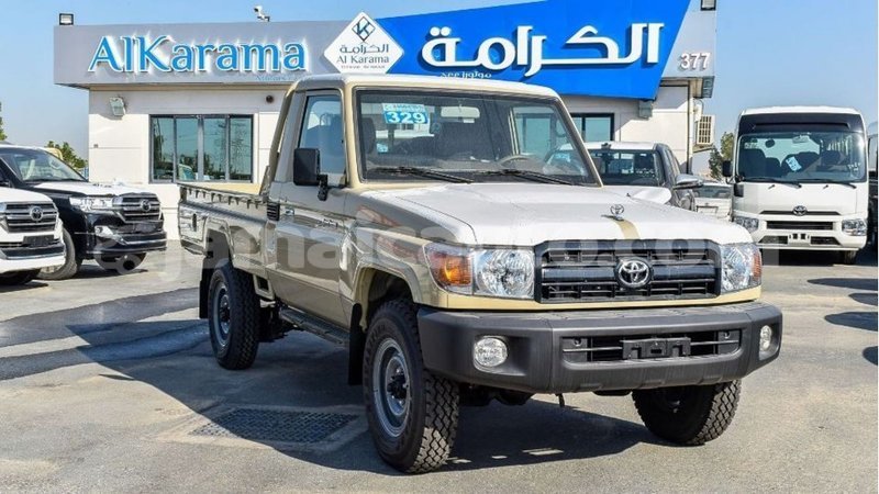 Big with watermark toyota land cruiser clarendon import dubai 2547