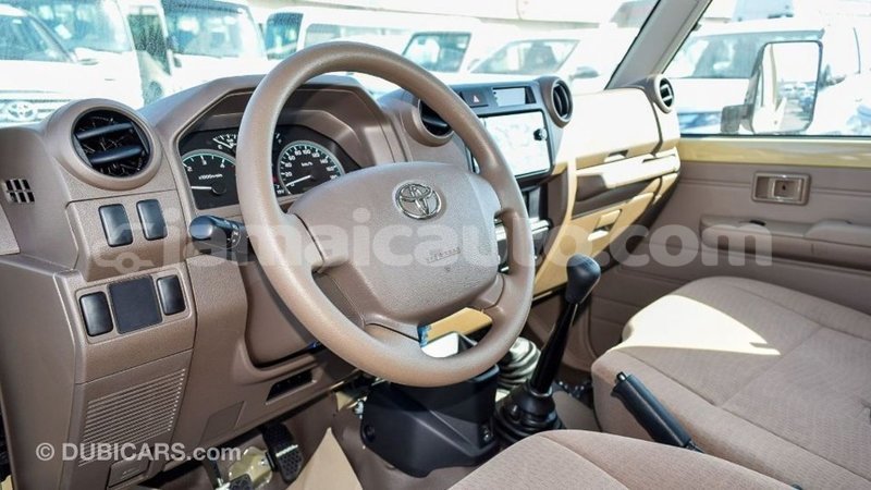 Big with watermark toyota land cruiser clarendon import dubai 2547