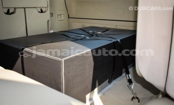 Acheter Import Voiture Toyota Land Cruiser Blanc à Import - Dubai, Clarendon Acheter Import Voiture Toyota Land Cruiser Blanc à Import - Dubai, Clarendon