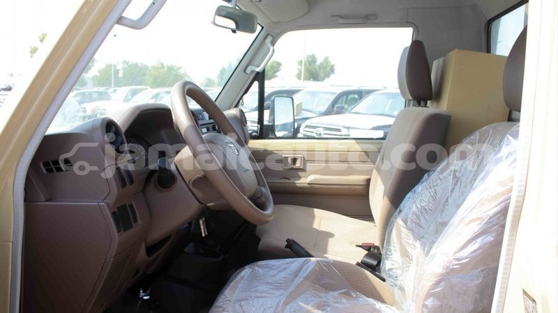Big with watermark toyota land cruiser clarendon import dubai 2572