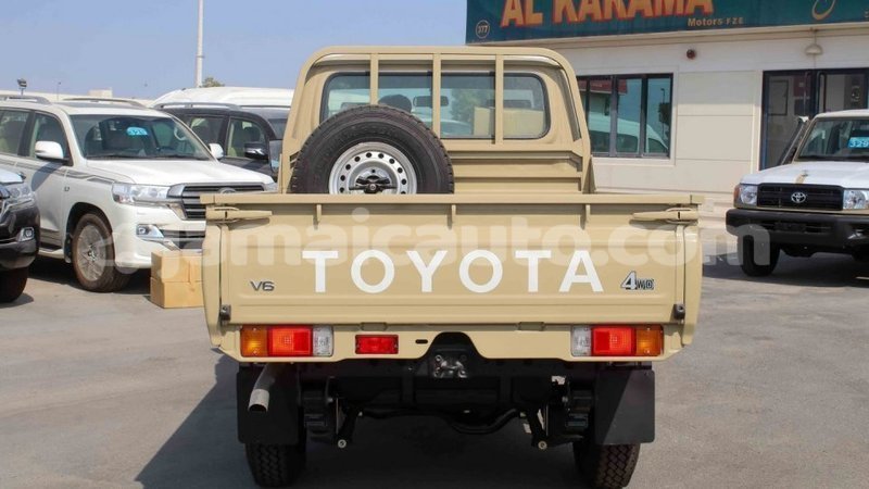 Big with watermark toyota land cruiser clarendon import dubai 2572