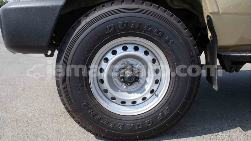 Big with watermark toyota land cruiser clarendon import dubai 2572