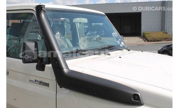 Acheter Import Voiture Toyota Land Cruiser Blanc à Import - Dubai, Clarendon Acheter Import Voiture Toyota Land Cruiser Blanc à Import - Dubai, Clarendon