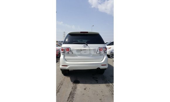 Acheter Import Voiture Toyota Fortuner Blanc à Import - Dubai, Clarendon Acheter Import Voiture Toyota Fortuner Blanc à Import - Dubai, Clarendon