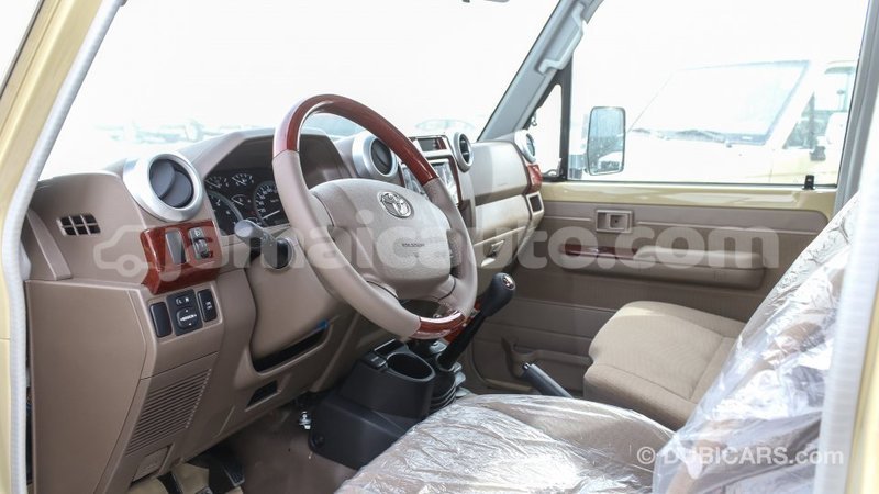 Big with watermark toyota land cruiser clarendon import dubai 2617