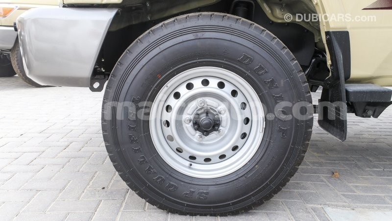 Big with watermark toyota land cruiser clarendon import dubai 2617