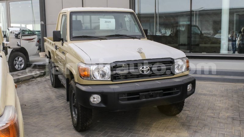 Big with watermark toyota land cruiser clarendon import dubai 2619