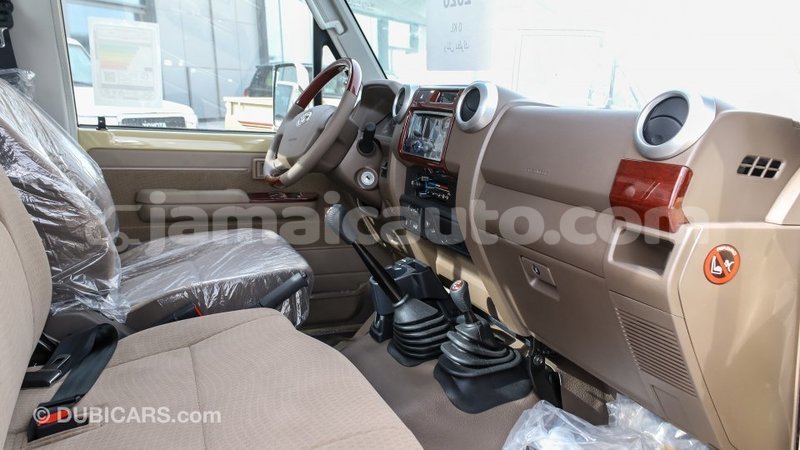 Big with watermark toyota land cruiser clarendon import dubai 2620