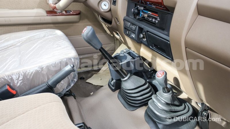 Big with watermark toyota land cruiser clarendon import dubai 2620