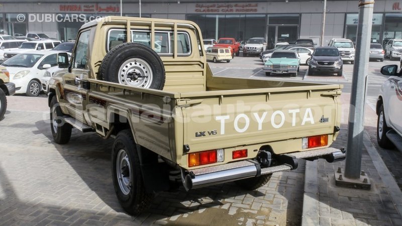 Big with watermark toyota land cruiser clarendon import dubai 2620