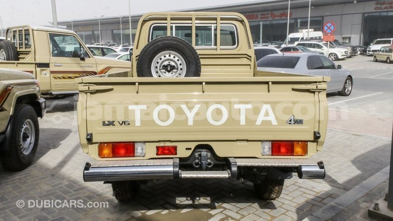 Big with watermark toyota land cruiser clarendon import dubai 2620