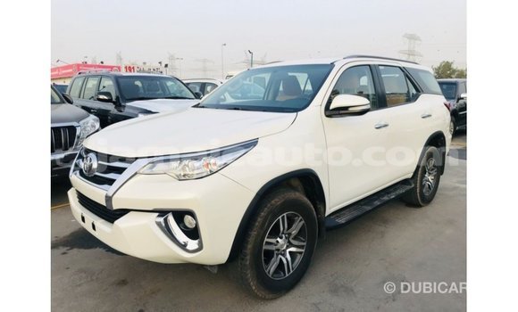 Acheter Import Voiture Toyota Fortuner Blanc à Import - Dubai, Clarendon Acheter Import Voiture Toyota Fortuner Blanc à Import - Dubai, Clarendon