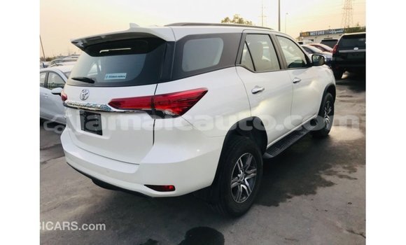 Acheter Import Voiture Toyota Fortuner Blanc à Import - Dubai, Clarendon Acheter Import Voiture Toyota Fortuner Blanc à Import - Dubai, Clarendon