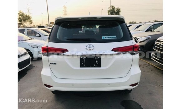 Acheter Import Voiture Toyota Fortuner Blanc à Import - Dubai, Clarendon Acheter Import Voiture Toyota Fortuner Blanc à Import - Dubai, Clarendon