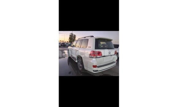 Acheter Import Voiture Toyota Land Cruiser Blanc à Import - Dubai, Clarendon Acheter Import Voiture Toyota Land Cruiser Blanc à Import - Dubai, Clarendon