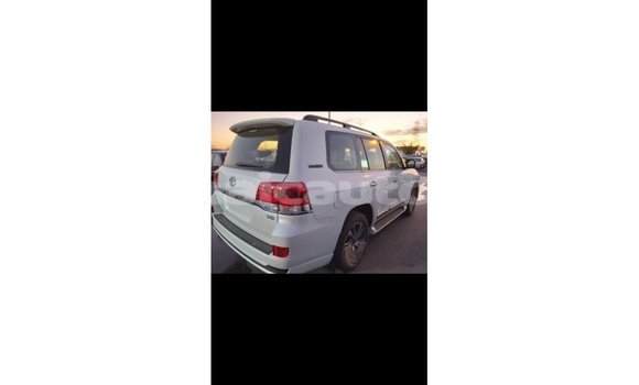 Acheter Import Voiture Toyota Land Cruiser Blanc à Import - Dubai, Clarendon Acheter Import Voiture Toyota Land Cruiser Blanc à Import - Dubai, Clarendon