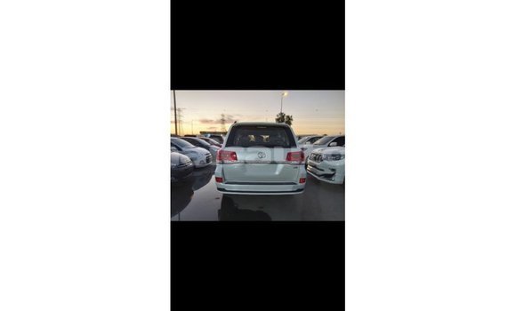 Acheter Import Voiture Toyota Land Cruiser Blanc à Import - Dubai, Clarendon Acheter Import Voiture Toyota Land Cruiser Blanc à Import - Dubai, Clarendon