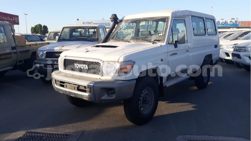 Big with watermark toyota land cruiser clarendon import dubai 2717