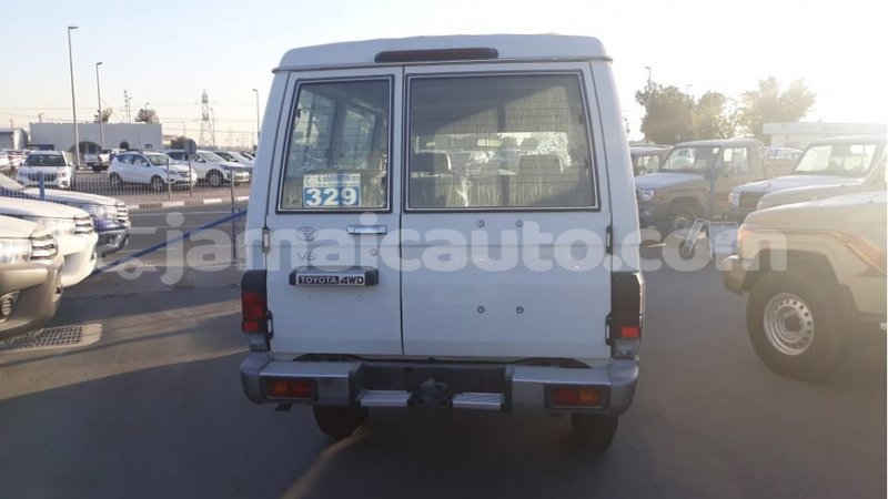 Big with watermark toyota land cruiser clarendon import dubai 2717