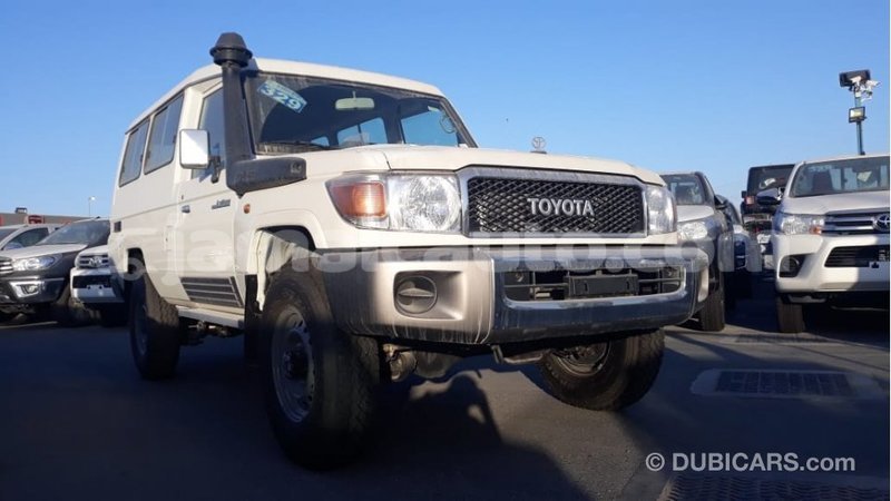 Big with watermark toyota land cruiser clarendon import dubai 2717