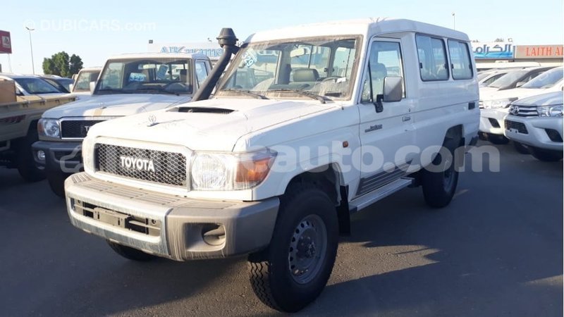Big with watermark toyota land cruiser clarendon import dubai 2717