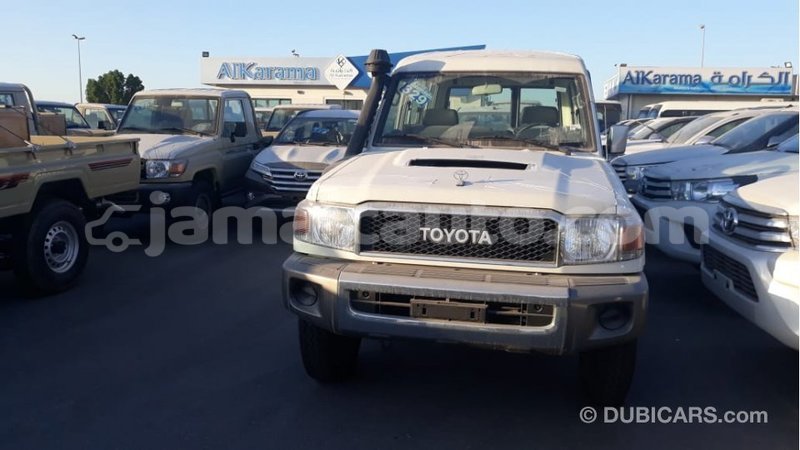 Big with watermark toyota land cruiser clarendon import dubai 2717