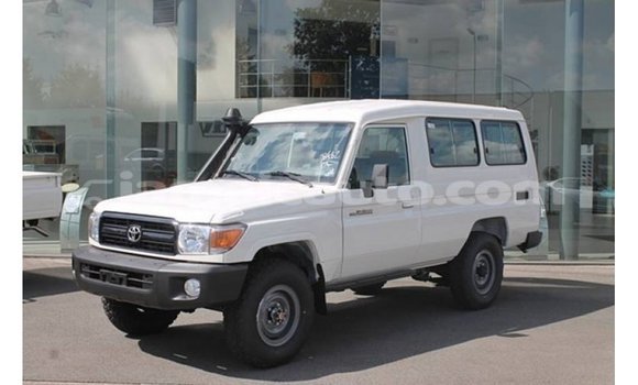 Acheter Import Voiture Toyota Land Cruiser Blanc à Import - Dubai, Clarendon Acheter Import Voiture Toyota Land Cruiser Blanc à Import - Dubai, Clarendon