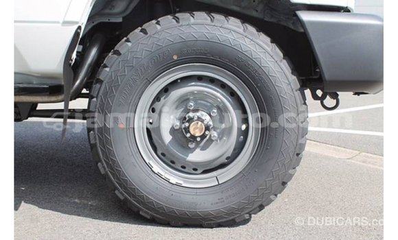 Acheter Import Voiture Toyota Land Cruiser Blanc à Import - Dubai, Clarendon Acheter Import Voiture Toyota Land Cruiser Blanc à Import - Dubai, Clarendon