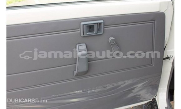 Acheter Import Voiture Toyota Land Cruiser Blanc à Import - Dubai, Clarendon Acheter Import Voiture Toyota Land Cruiser Blanc à Import - Dubai, Clarendon
