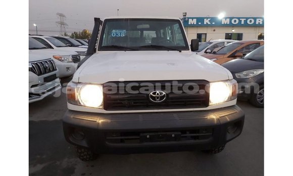 Acheter Import Voiture Toyota Land Cruiser Blanc à Import - Dubai, Clarendon Acheter Import Voiture Toyota Land Cruiser Blanc à Import - Dubai, Clarendon