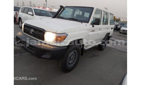 Acheter Import Voiture Toyota Land Cruiser Blanc à Import - Dubai, Clarendon Acheter Import Voiture Toyota Land Cruiser Blanc à Import - Dubai, Clarendon