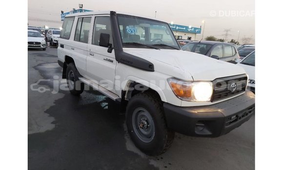 Acheter Import Voiture Toyota Land Cruiser Blanc à Import - Dubai, Clarendon Acheter Import Voiture Toyota Land Cruiser Blanc à Import - Dubai, Clarendon