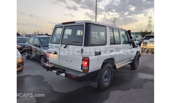 Acheter Import Voiture Toyota Land Cruiser Blanc à Import - Dubai, Clarendon Acheter Import Voiture Toyota Land Cruiser Blanc à Import - Dubai, Clarendon