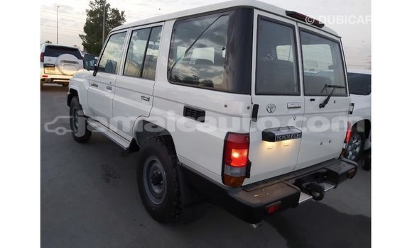 Acheter Import Voiture Toyota Land Cruiser Blanc à Import - Dubai, Clarendon Acheter Import Voiture Toyota Land Cruiser Blanc à Import - Dubai, Clarendon