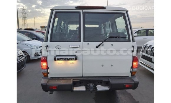 Acheter Import Voiture Toyota Land Cruiser Blanc à Import - Dubai, Clarendon Acheter Import Voiture Toyota Land Cruiser Blanc à Import - Dubai, Clarendon