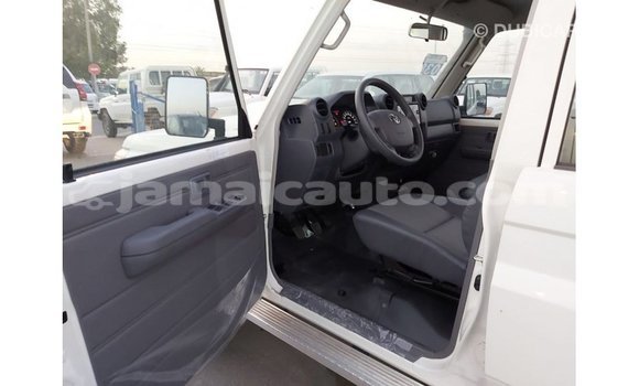 Acheter Import Voiture Toyota Land Cruiser Blanc à Import - Dubai, Clarendon Acheter Import Voiture Toyota Land Cruiser Blanc à Import - Dubai, Clarendon
