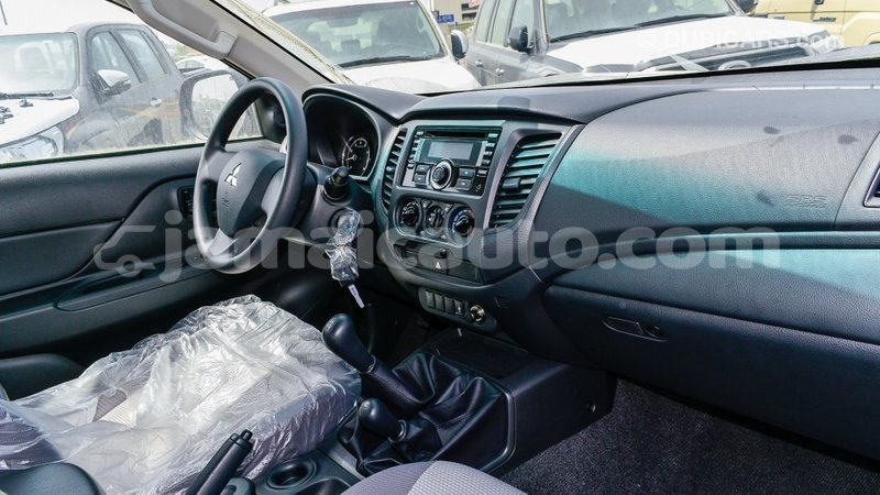 Big with watermark mitsubishi l200 clarendon import dubai 2755