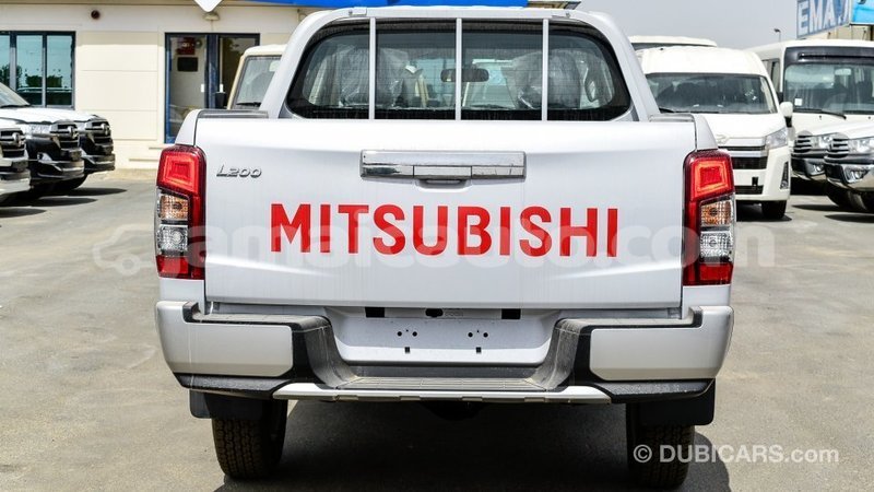 Big with watermark mitsubishi l200 clarendon import dubai 2755