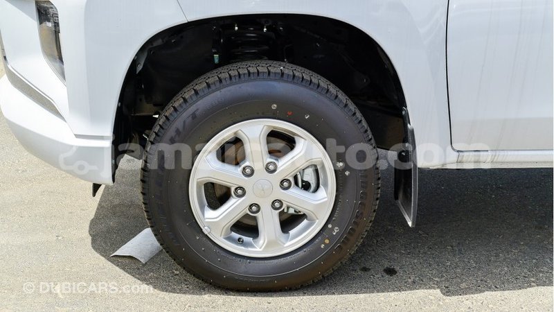 Big with watermark mitsubishi l200 clarendon import dubai 2755