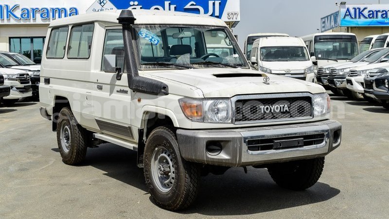 Big with watermark toyota land cruiser clarendon import dubai 2771