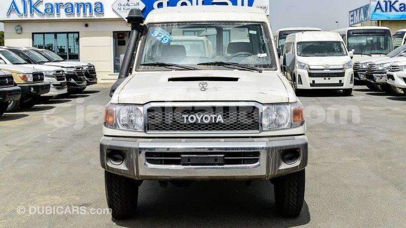 Big with watermark toyota land cruiser clarendon import dubai 2771