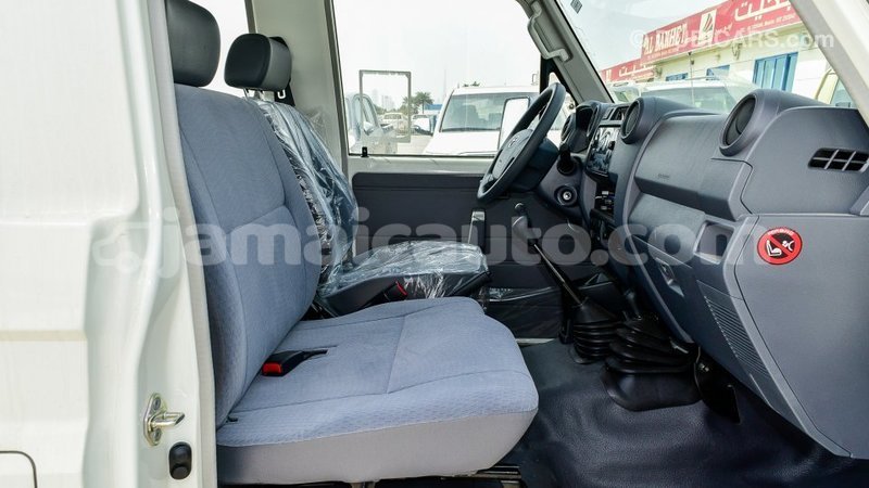 Big with watermark toyota land cruiser clarendon import dubai 2771