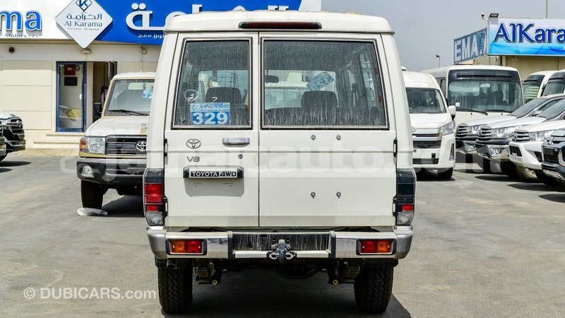 Big with watermark toyota land cruiser clarendon import dubai 2771