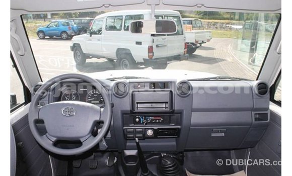 Acheter Import Voiture Toyota Land Cruiser Blanc à Import - Dubai, Clarendon Acheter Import Voiture Toyota Land Cruiser Blanc à Import - Dubai, Clarendon